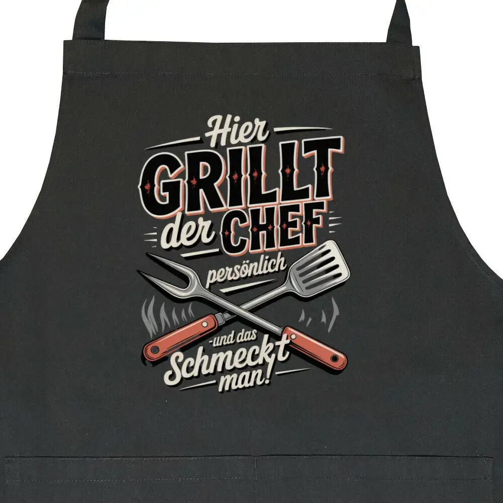 Hier grillt der Chef persönlich – Die Grillschürze – Motivdruck in Schwarz, Nahaufnahme