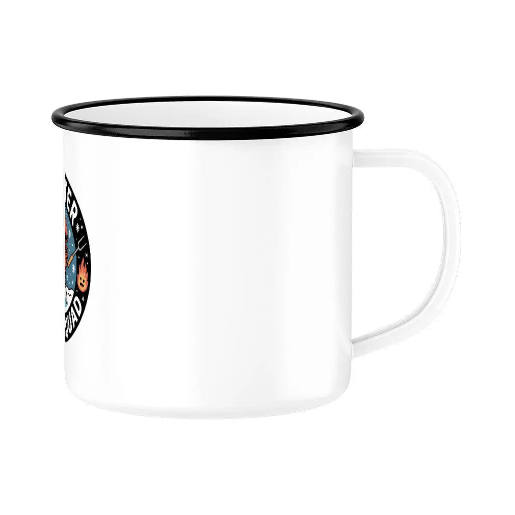 Winter Grill Squad – Emaille Tasse – Motivdruck in Schwarz, Nahaufnahme