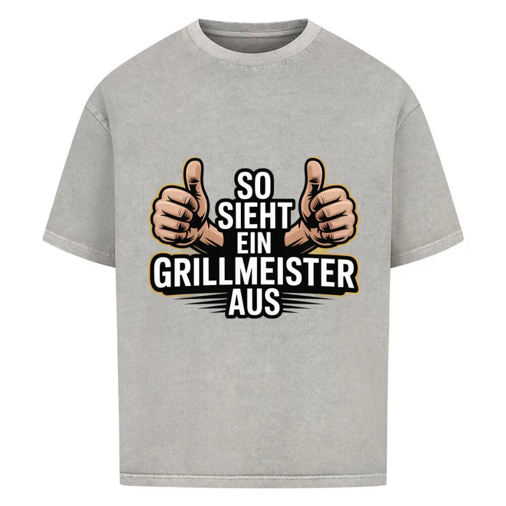 So sieht ein Grillmeister aus – Oversized T-Shirt – Motivdruck in Washed Grey