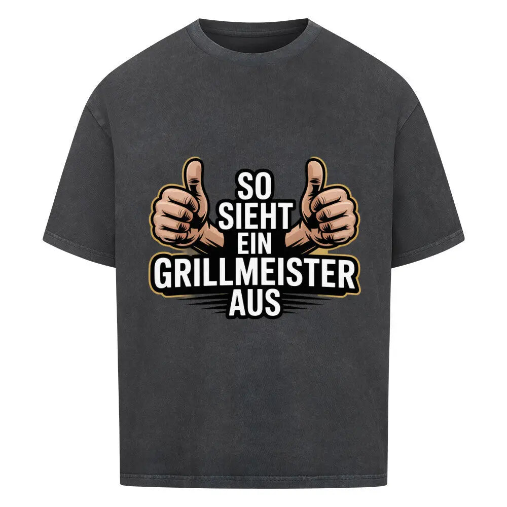 So sieht ein Grillmeister aus – Oversized T-Shirt – Motivdruck in Washed Black