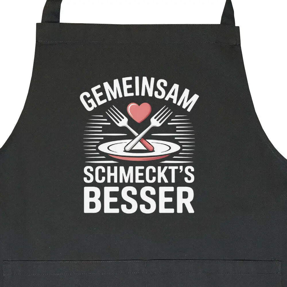 Gemeinsam schmeckt’s besser – Premium Grillschürze (BBQ-Lifestyle) – Motivdruck in Schwarz, Nahaufnahme