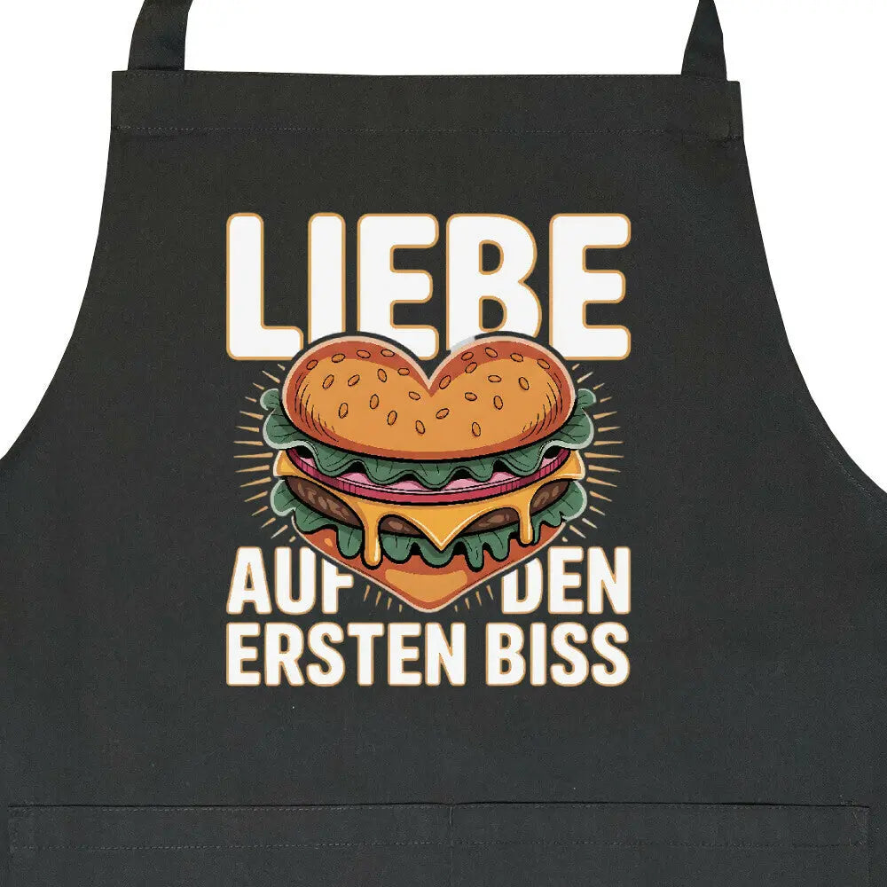 Liebe auf den ersten Biss – Premium Grillschürze (BBQ-Design) – Motivdruck in Schwarz, Nahaufnahme