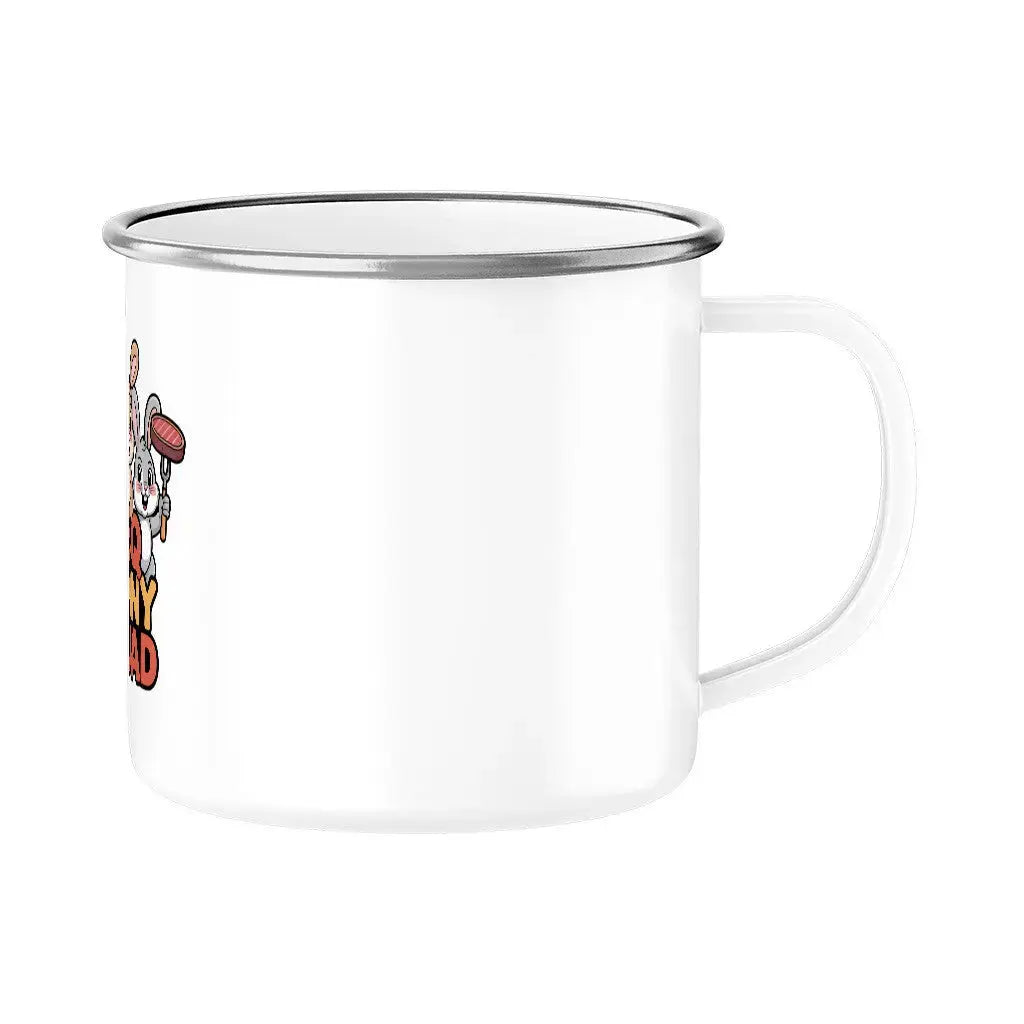 BBQ Bunny Squad Emaille Tasse – Robuster Outdoor Becher | Meatware® – Motivdruck in Silber, Nahaufnahme
