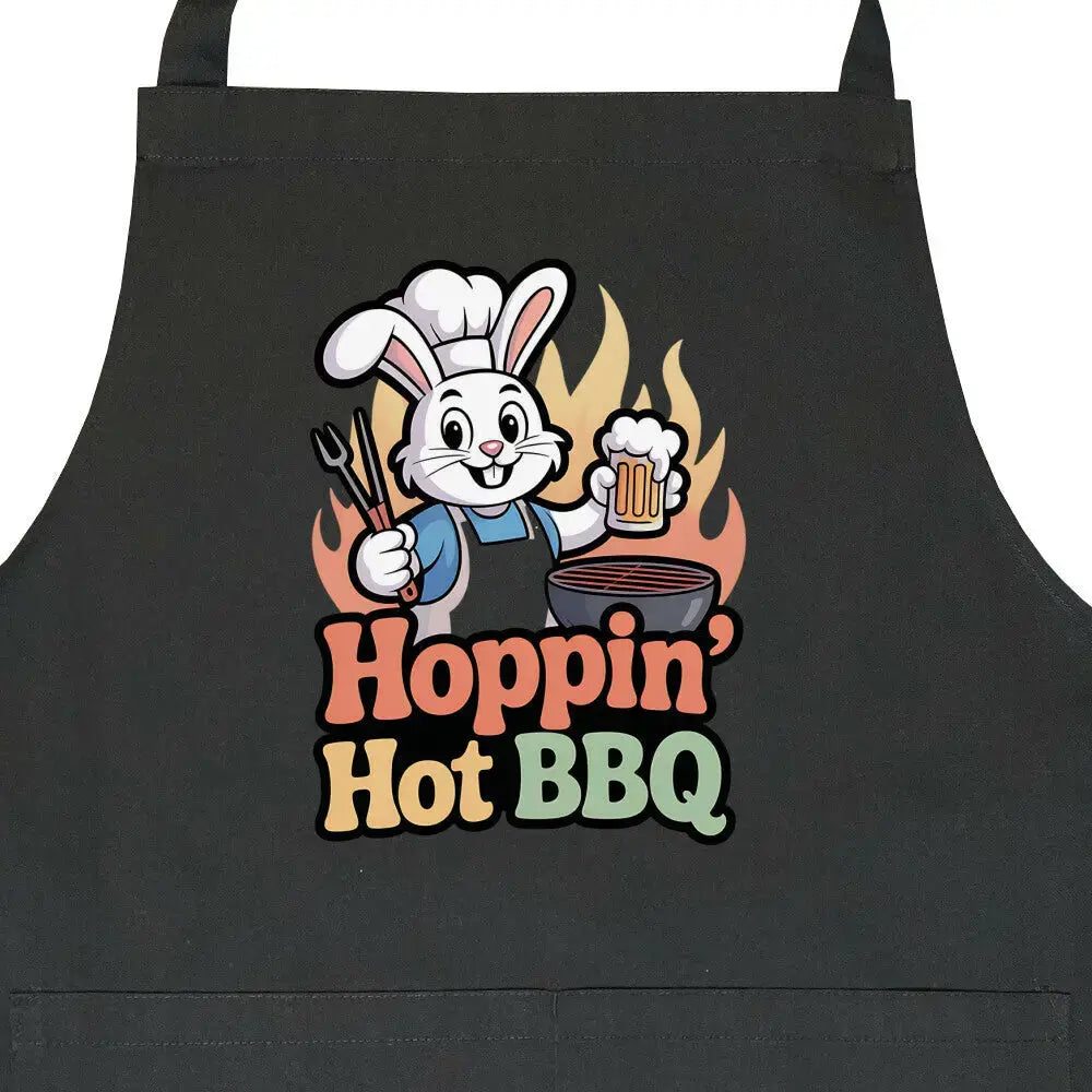 Hoppin' Hot BBQ Grillschürze – Lustiges Hasen-Design | Profi BBQ Latzschürze – Motivdruck in Schwarz, Nahaufnahme