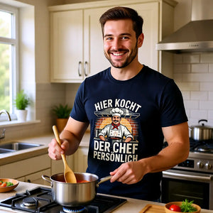 Hier kocht der Chef persönlich – Premium T-Shirt MarketPrint