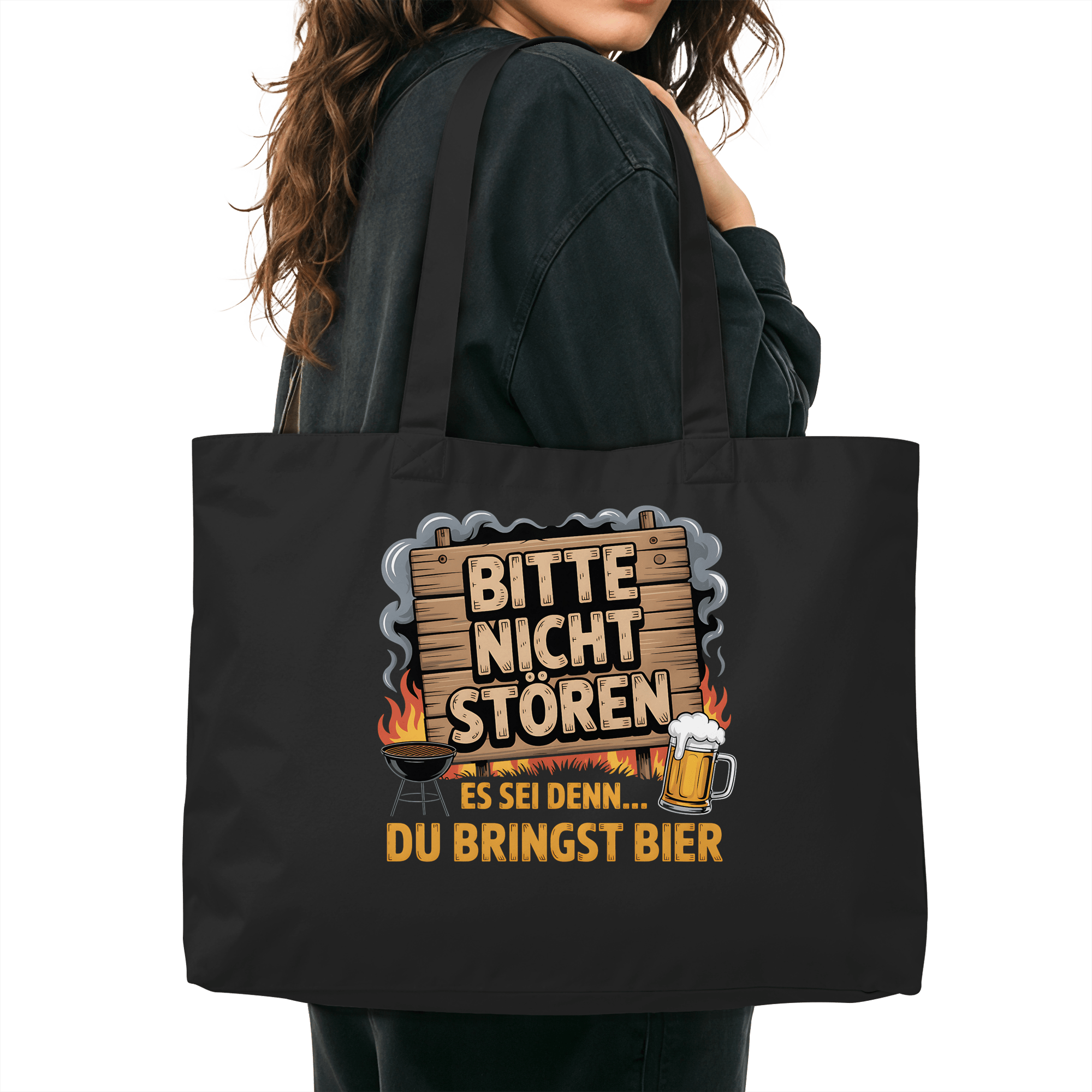 Person holding a stylish organic shopping bag with 'Bitte nicht stören – es sei denn du bringst Bier' message, BBQ-themed design.