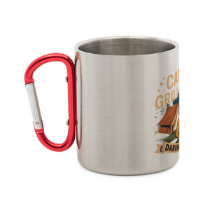 Edelstahl-Tasse mit rotem Karabinergriff, ideal für Camping und Grillen, bedruckt mit Campen, Grillen & Bier Motiv.