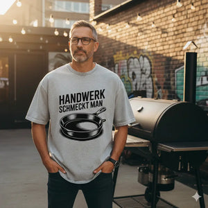 Graues Meatware Oversized T-Shirt mit Holzschnitt-Pfannenmotiv und Schriftzug Handwerk schmeckt man