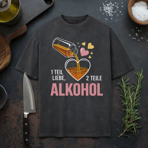 Meatware Heavy Oversized T-Shirt „1 Teil Liebe, 2 Teile Alkohol“ mit Herz- und Alkoholflaschen-Illustration auf dunkelgrauem Shirt, rustikales Küchen-Mockup