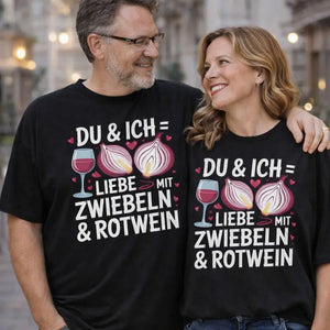 Paar trägt Meatware Oversized Shirt mit Spruch ›Du & Ich – Liebe mit Zwiebeln & Rotwein‹ – humorvolles Liebes-Design zum Thema Liebe geht durch den Magen