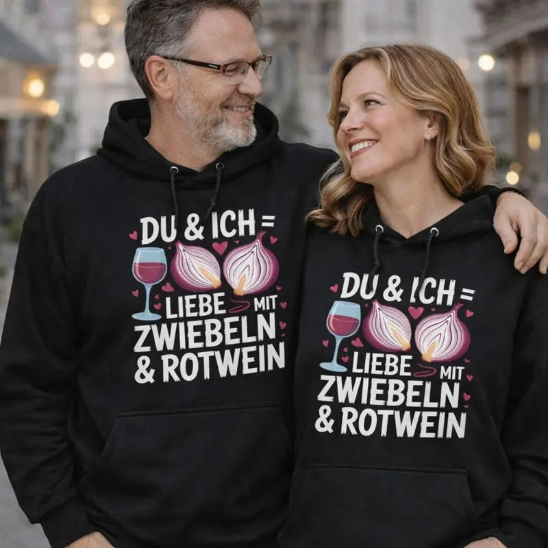 Paar trägt Meatware Premium Hoodie mit Spruch ›Du & Ich – Liebe mit Zwiebeln & Rotwein‹ – humorvolles Liebesmotiv zum Thema Liebe geht durch den Magen