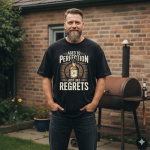 Kräftiger Mann im schwarzen Oversized Meatware T-Shirt mit 'Aged to Perfection' Aufdruck steht lässig im Freien