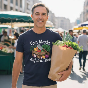 Navy Meatware T-Shirt mit bunter Illustration einer Gemüsekiste, einem Hackmesser und dem Schriftzug Vom Markt auf den Tisch