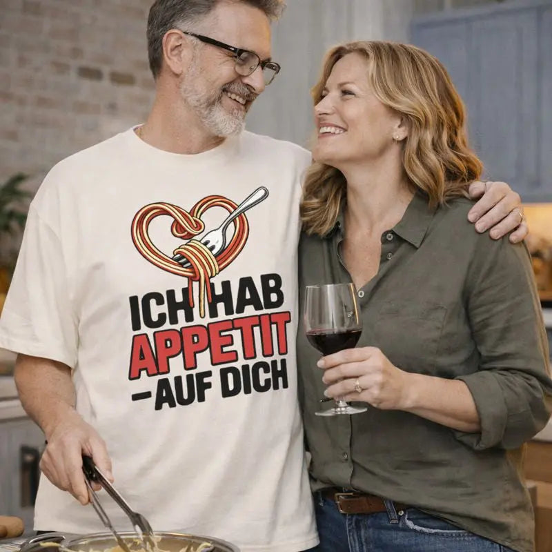 Paar in Küche trägt Meatware Oversized Shirt „Ich hab Appetit auf Dich“, humorvolles Liebes-Motiv mit Spaghetti-Herz – Liebe geht durch den Magen