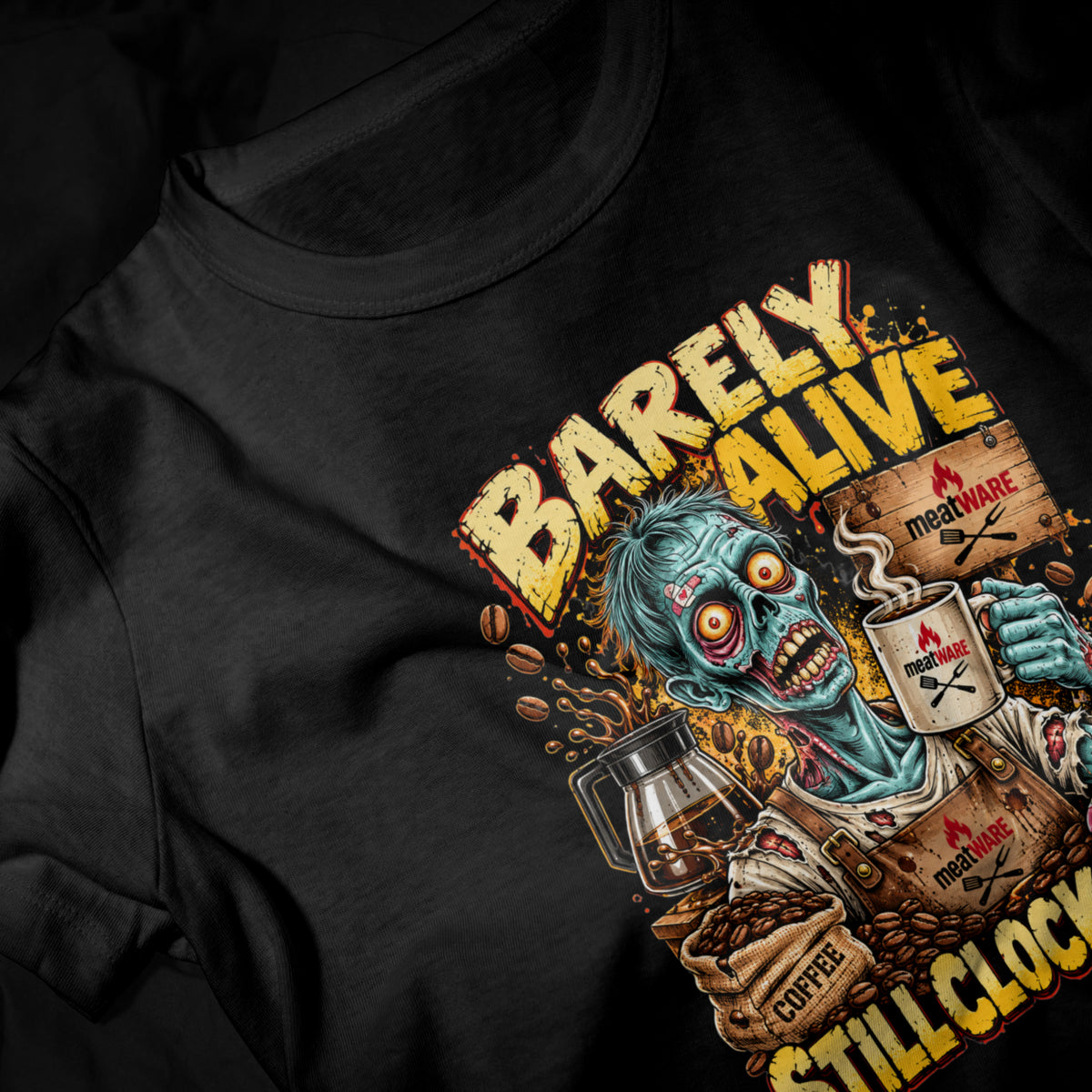 Barely Alive Still Clocking In – Lustiges Kaffee Zombie T-Shirt