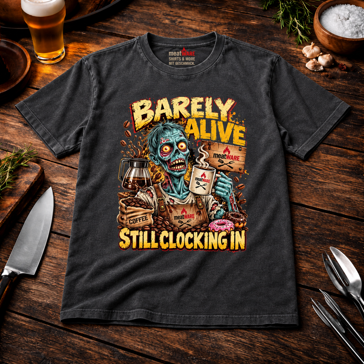 Barely Alive Still Clocking In – Lustiges Kaffee Zombie Oversized Shirt