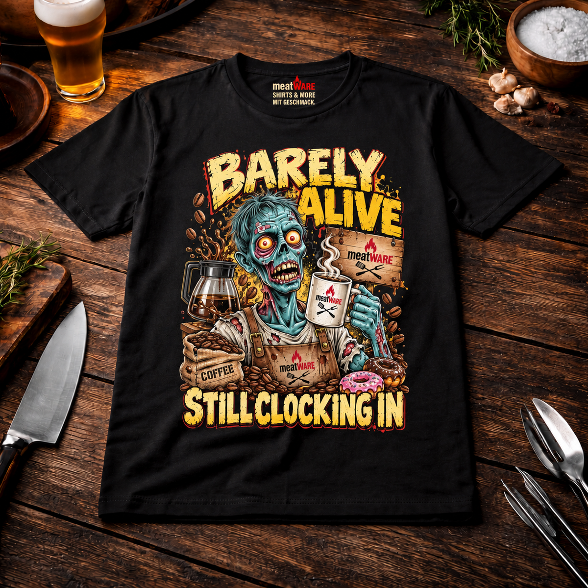 Barely Alive Still Clocking In – Lustiges Kaffee Zombie T-Shirt
