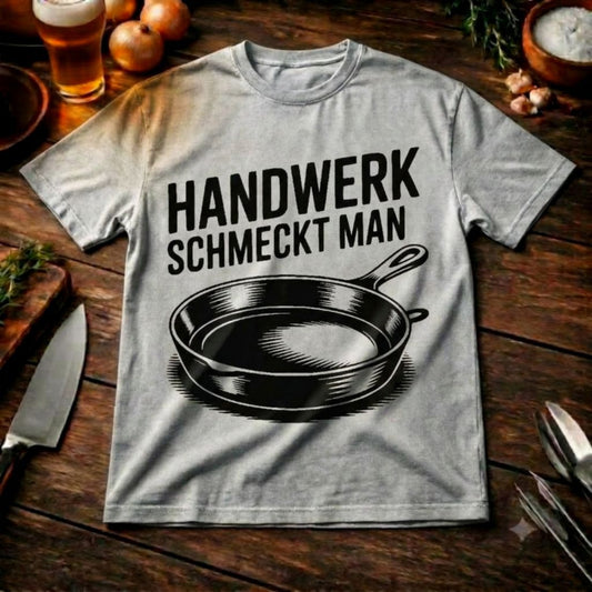 Handwerk schmeckt man – Oversized T-Shirt (Cast Iron Kochdesign)