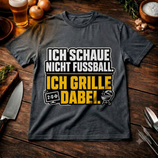 Ich schaue nicht Fußball. Ich grille dabei. – Lässiges Oversized T-Shirt (Grillmeister & Fan Outfit)