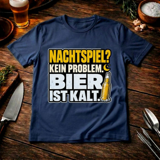 Nachtspiel Kein Problem Bier ist kalt – Premium T-Shirt (Lustiges WM 2026 Grillen & Fußball Shirt)