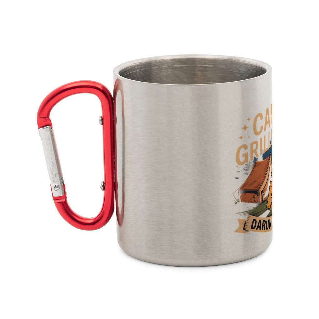 Edelstahl-Tasse mit rotem Karabinergriff, ideal für Camping und Grillen, bedruckt mit Campen, Grillen & Bier Motiv.