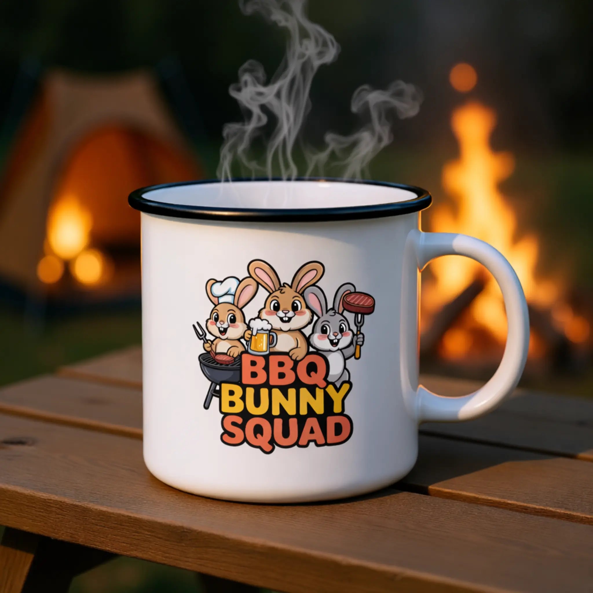 Weiße Emaille Campingtasse mit Hoppin Hot BBQ Grillhasen Design von Meatware auf Holztisch vor Lagerfeuer im Outdoor Camping Setting mit aufsteigendem Dampf