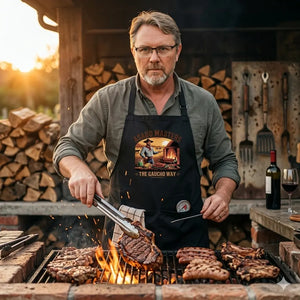 Grillmeister in der Meatware Asado Masters Schürze bedient eine traditionelle Parrilla.
