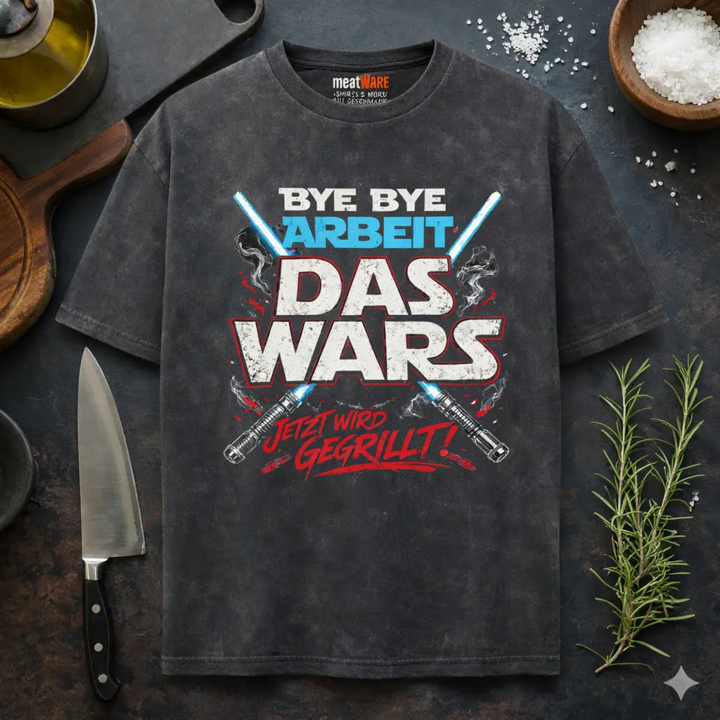 Schwarzes Meatware Heavy Oversized BBQ T-Shirt mit lustigem Grill Motiv „Bye Bye Arbeit – Das Wars jetzt wird gegrillt“ mit gekreuzten Grill-Lasern im rustikalen Küchen Mockup mit Nackenbranding