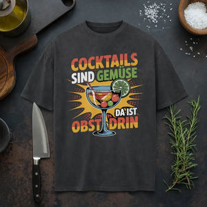 Meatware Heavy Oversized T-Shirt „Cocktails sind Gemüse – Da ist Obst drin“ mit farbigem Cocktailglas-Illustrationsmotiv auf dunkelgrauem Shirt, rustikales Küchen-Mockup