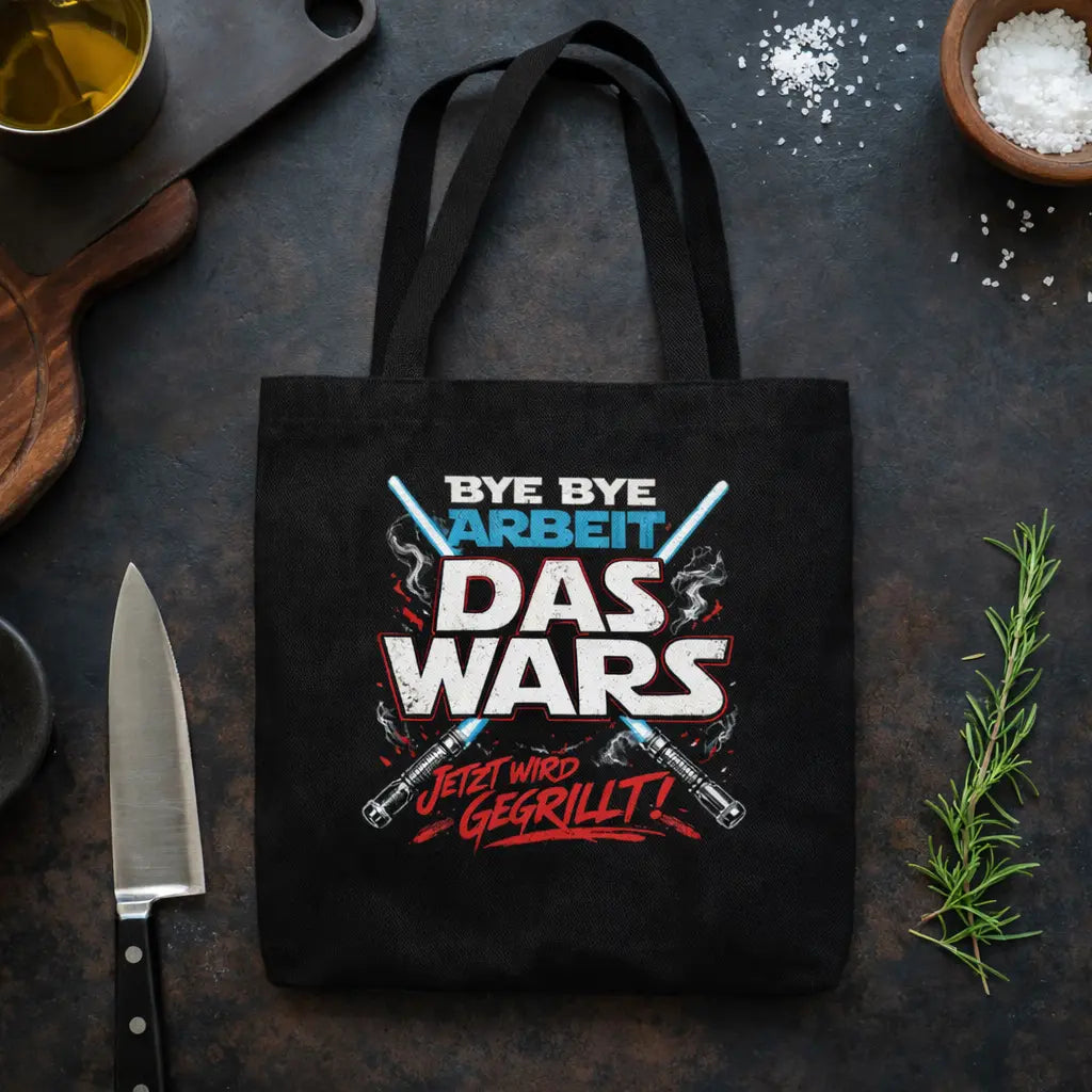 Schwarzer Meatware Jutebeutel mit BBQ Spruch Das Wars auf rustikalem Grill Flatlay mit Messer, Kräutern und Gewürzen – Shirts & more mit Geschmack