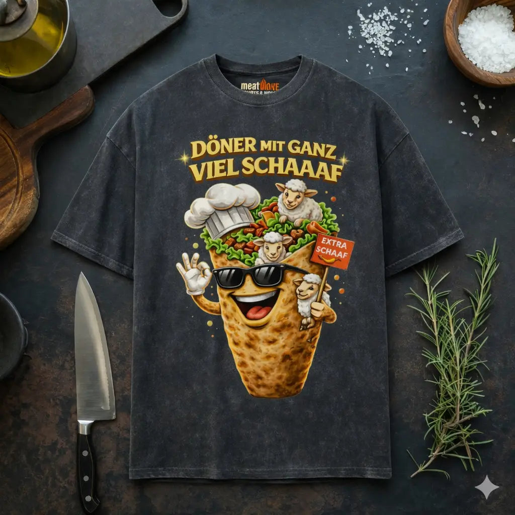 Oversized T-Shirt mit lustigem Döner Design „Döner mit ganz viel Schaaaf“ von Meatware – Cartoon Döner mit Schafen und Humor Streetfood Motiv – Shirts & more mit Geschmack