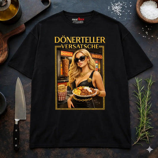 Schwarzes Meatware Oversized T-Shirt mit Dönerteller Versatsche Streetwear BBQ Humor Design im rustikalen Küchen Mockup mit Messer und Gewürzen, lockerer Fit mit Nackenbranding