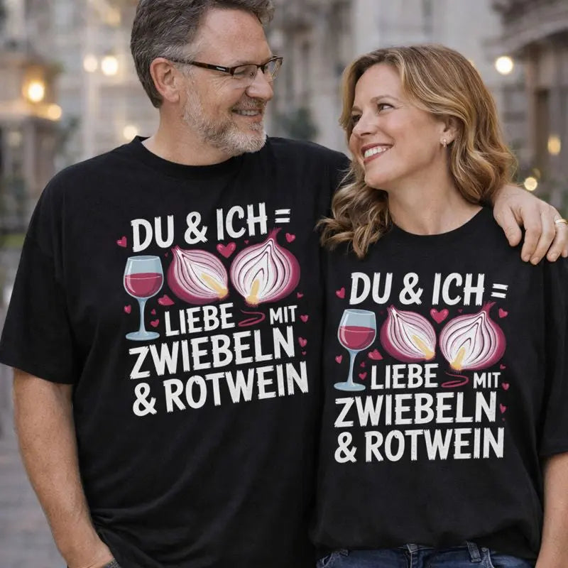 Paar trägt Meatware Oversized Shirt mit Spruch ›Du & Ich – Liebe mit Zwiebeln & Rotwein‹ – humorvolles Liebes-Design zum Thema Liebe geht durch den Magen