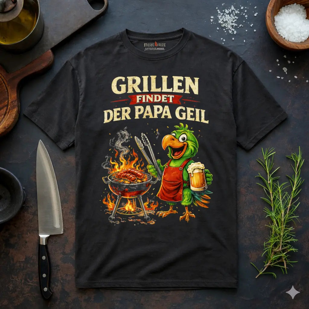 Schwarzes Meatware Oversized T-Shirt mit lustigem BBQ Papagei Design „Grillen findet der Papa geil“, Grillmotiv mit Bier und Würstchen im rustikalen Küchen Mockup – Shirts & more mit Geschmack