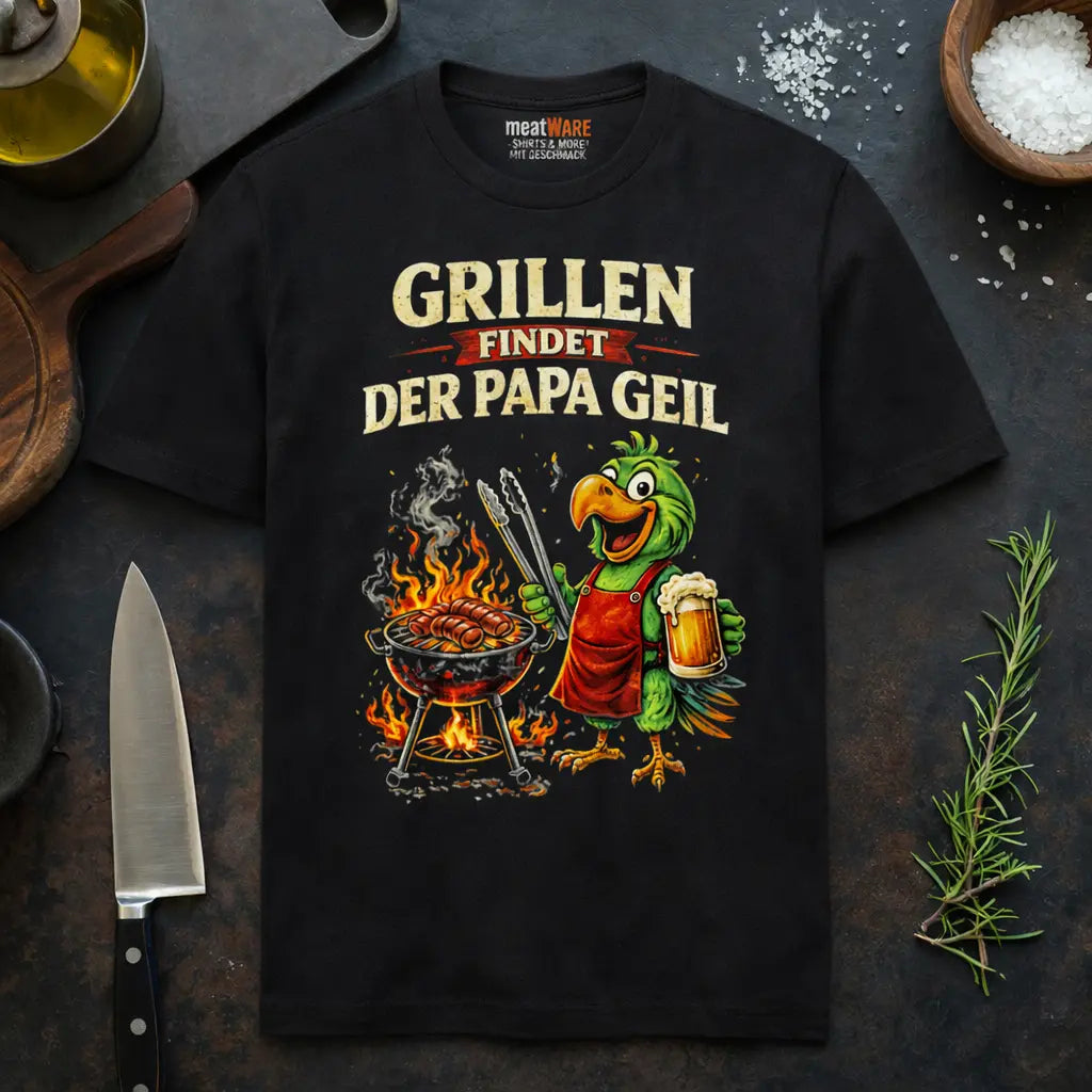 Schwarzes Meatware Premium T-Shirt mit lustigem Grill Spruch Grillen findet der Papa geil auf rustikalem BBQ Flatlay mit Messer, Kräutern und Gewürzen – Shirts & more mit Geschmack