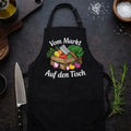 Schwarze Grill- und Kochschürze mit Gemüse-Motiv und Schriftzug „Vom Markt auf den Tisch“, rustikales Küchen-Mockup, Meatware – Shirts & more mit Geschmack