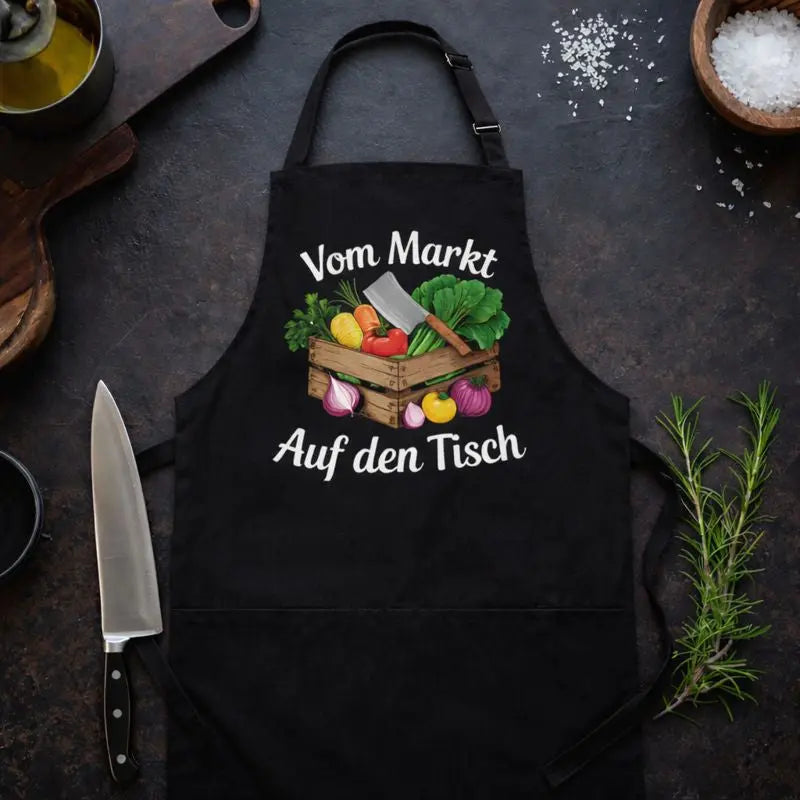 Schwarze Grill- und Kochschürze mit Gemüse-Motiv und Schriftzug „Vom Markt auf den Tisch“, rustikales Küchen-Mockup, Meatware – Shirts & more mit Geschmack