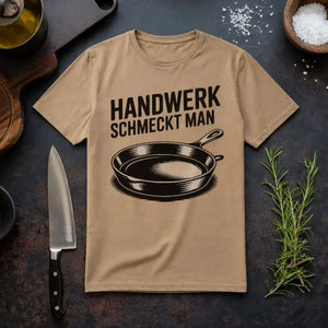 Beiges Meatware T-Shirt mit schwarzem Print „Handwerk schmeckt man“ und Pfannenmotiv, rustikales Küchen-Design für Kochen, Grillen und echte Handwerksküche