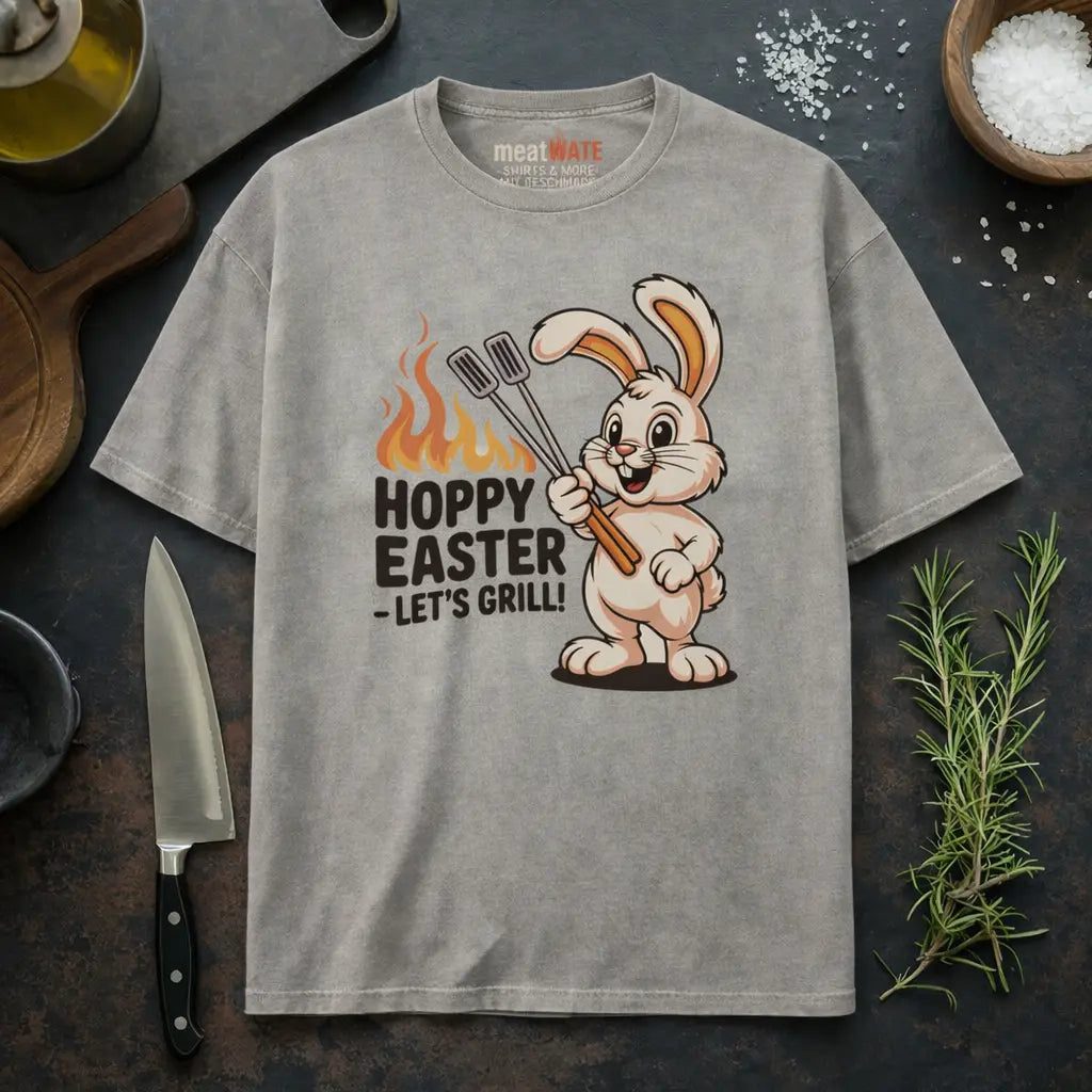Meatware Hoppy Easter Let’s Grill BBQ Bunny Heavy Oversized Shirt Mockup mit Grillhasen Design und Nackenbranding in rustikalem BBQ Küchen Setting