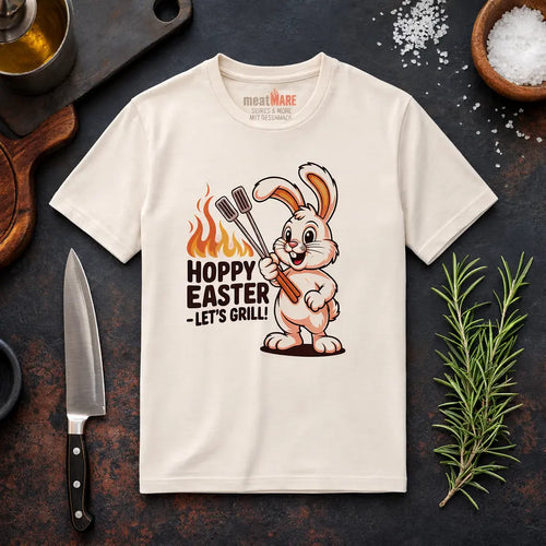 Meatware Hoppy Easter Let’s Grill BBQ Bunny Premium T-Shirt Mockup mit lustigem Grillhasen Design auf beigem Shirt in rustikalem BBQ Küchen-Setting