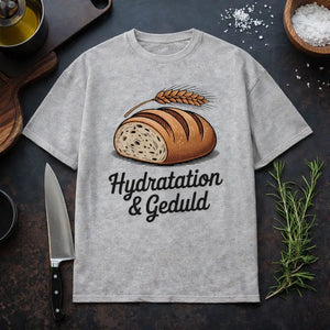 Oversized T-Shirt in Beige mit Brot-Illustration und Schriftzug „Hydratation & Geduld“, flaches Küchen-Mockup mit Messer, Salz und Kräutern – Meatware Shirt & more mit Geschmack