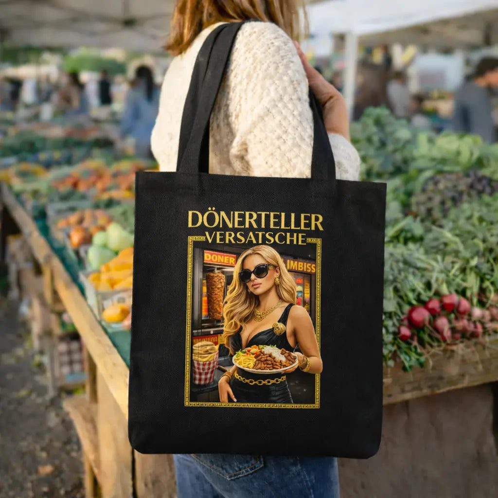 Schwarzer Meatware Jutebeutel mit Döner Teller Versatsche Design getragen auf Wochenmarkt Baumwolltasche mit humorvollem Döner Motiv Shirts & more mit Geschmack