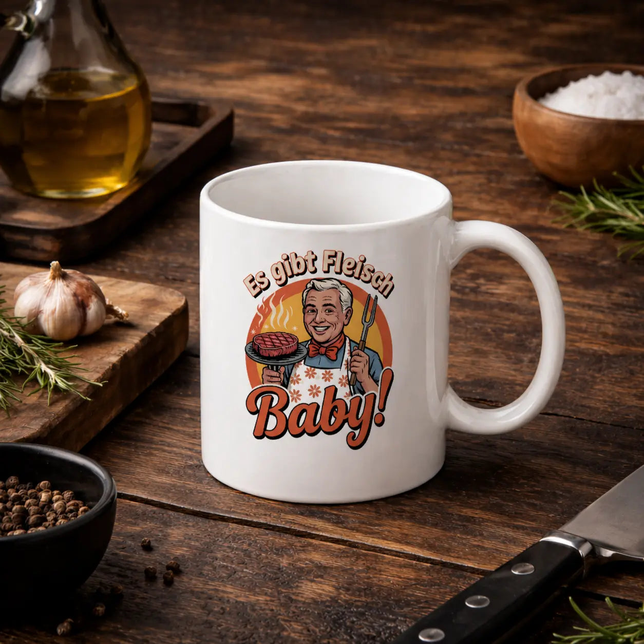 Weiße Keramiktasse mit „Es gibt Fleisch Baby“ Grillmotiv im rustikalen BBQ Mockup auf Holztisch mit Knoblauch, Kräutern, Öl und Messer, hochwertige Oberfläche und realistischer Druck.