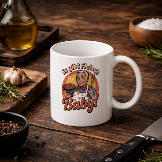 Weiße Keramiktasse mit „Es gibt Fleisch Baby“ Grillmotiv im rustikalen BBQ Mockup auf Holztisch mit Knoblauch, Kräutern, Öl und Messer, hochwertige Oberfläche und realistischer Druck.