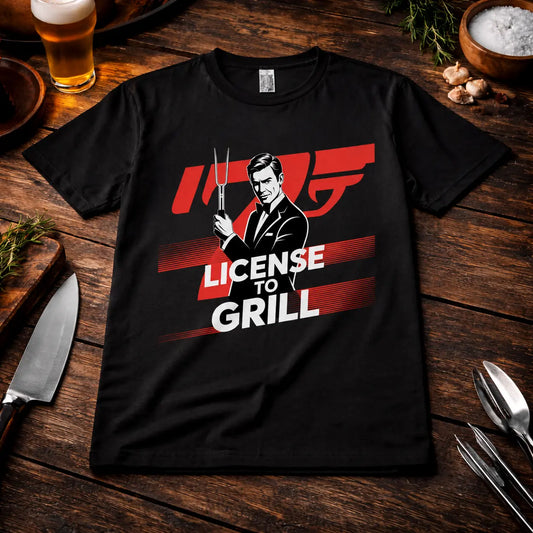 Meatware License to Grill BBQ T-Shirt mit Agenten-Design und Grillgabel auf schwarzem Shirt, präsentiert in rustikalem BBQ-Mockup mit Bier, Kräutern, Knoblauch und Grillbesteck auf dunklem Holztisch.