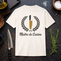 Meatware T-Shirt „Maître de Cuisine“ mit Kochmesser-Motiv, Lorbeerkranz und Küchenästhetik, hochwertiges Kochshirt für Hobby- und Profiköche