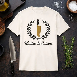 Meatware T-Shirt „Maître de Cuisine“ mit Kochmesser-Motiv, Lorbeerkranz und Küchenästhetik, hochwertiges Kochshirt für Hobby- und Profiköche