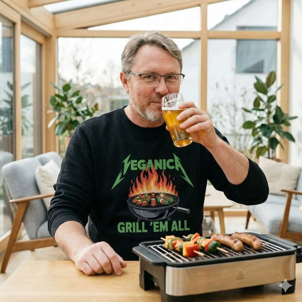 Mann im schwarzen Meatware Organic Sweatshirt aus Bio-Baumwolle mit Metallica-Parodie.