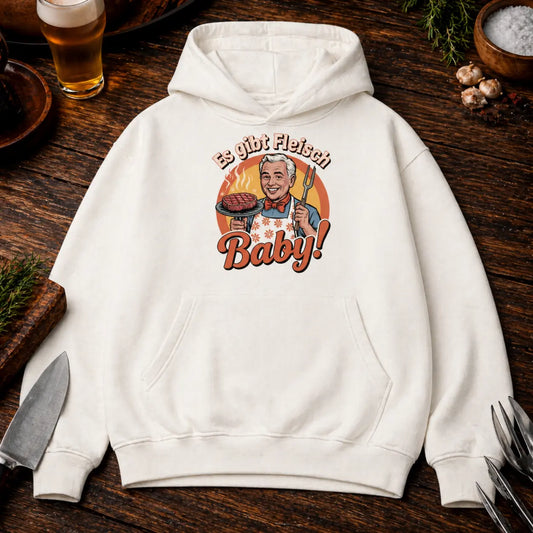 Cremefarbener Oversized Hoodie mit „Es gibt Fleisch Baby“ Grillmotiv im rustikalen BBQ Mockup auf Holztisch mit Bier, Messer und Gewürzen, lockerer Schnitt, hochwertige Stoffstruktur und realistischer Druck.
