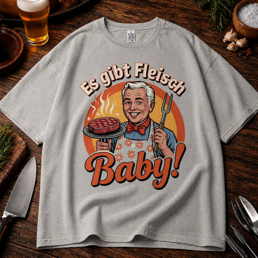 Hellgraues Oversized T-Shirt mit „Es gibt Fleisch Baby“ Grillmotiv im rustikalen BBQ Mockup auf Holztisch mit Bier, Messer und Gewürzen, lockerer Schnitt, realistische Stoffstruktur und hochwertiger Druck.